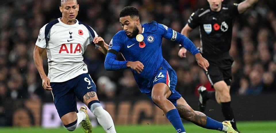 Игроки Chelsea и Tottenham в борьбе за мяч
