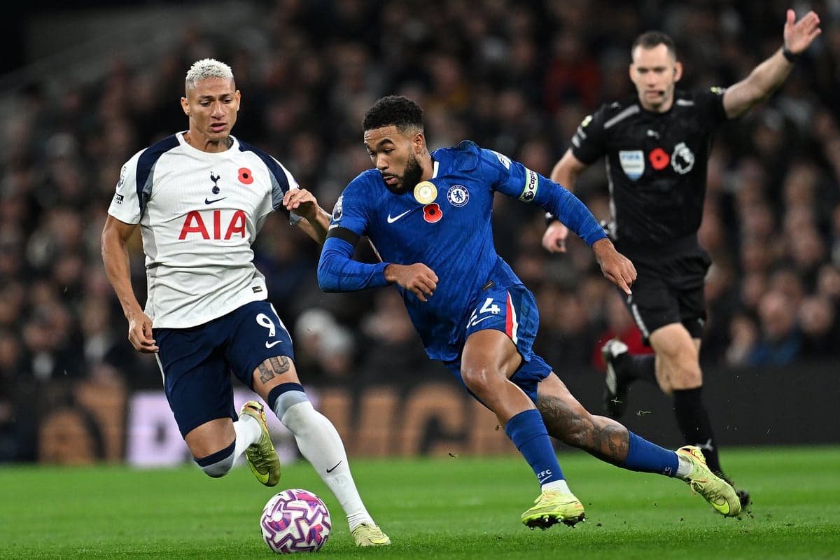 Игроки Chelsea и Tottenham в борьбе за мяч