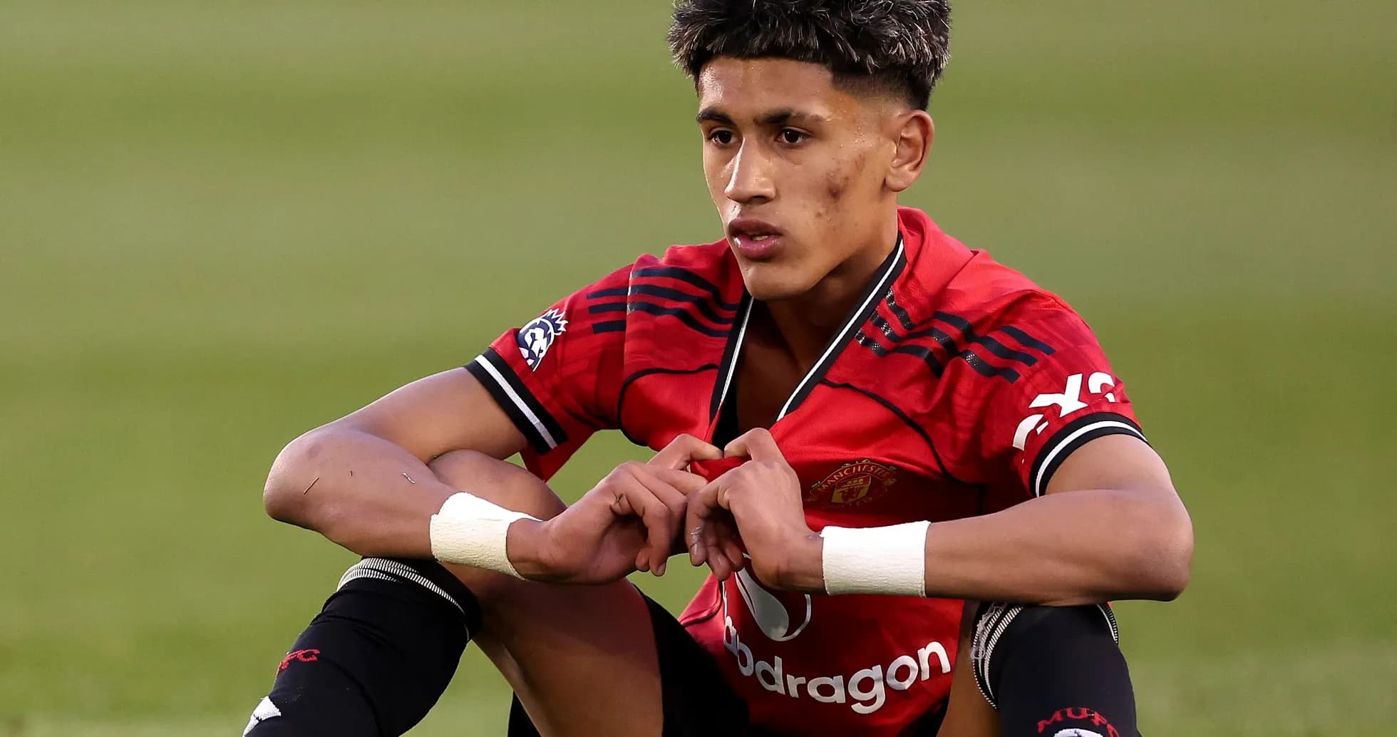 Игрок Manchester United сидит на поле после матча
