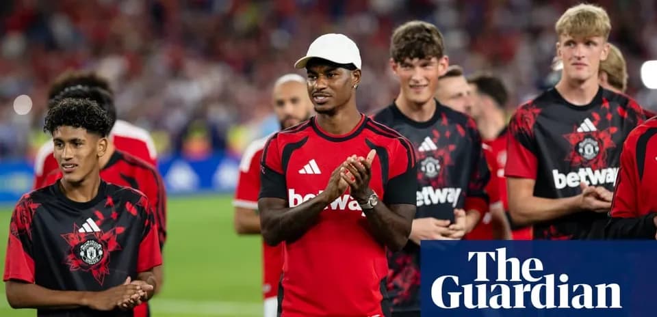 Игроки Manchester United на стадионе перед матчем