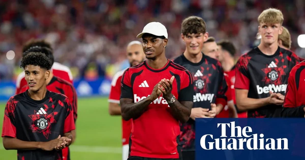 Игроки Manchester United на стадионе перед матчем