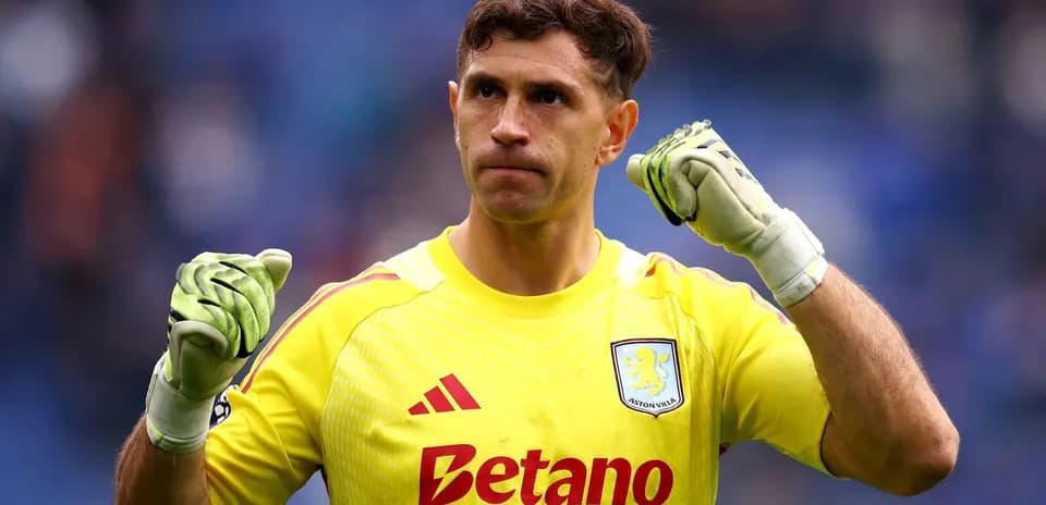 Вратарь Aston Villa поднимает кулаки после игры