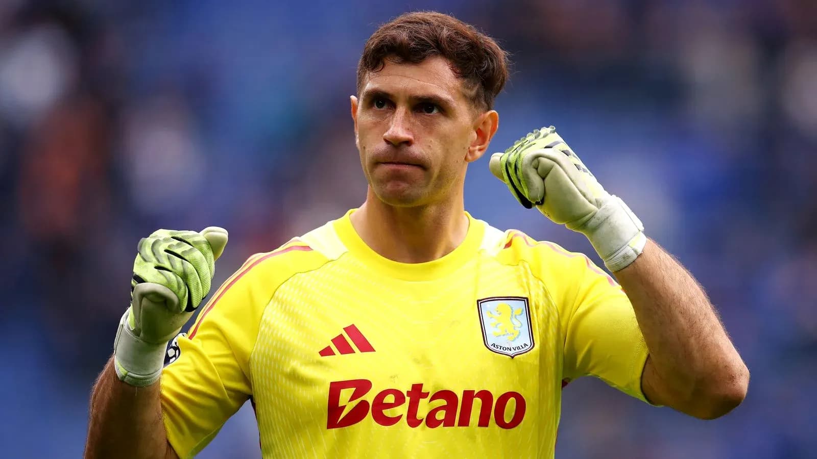 Вратарь Aston Villa поднимает кулаки после игры