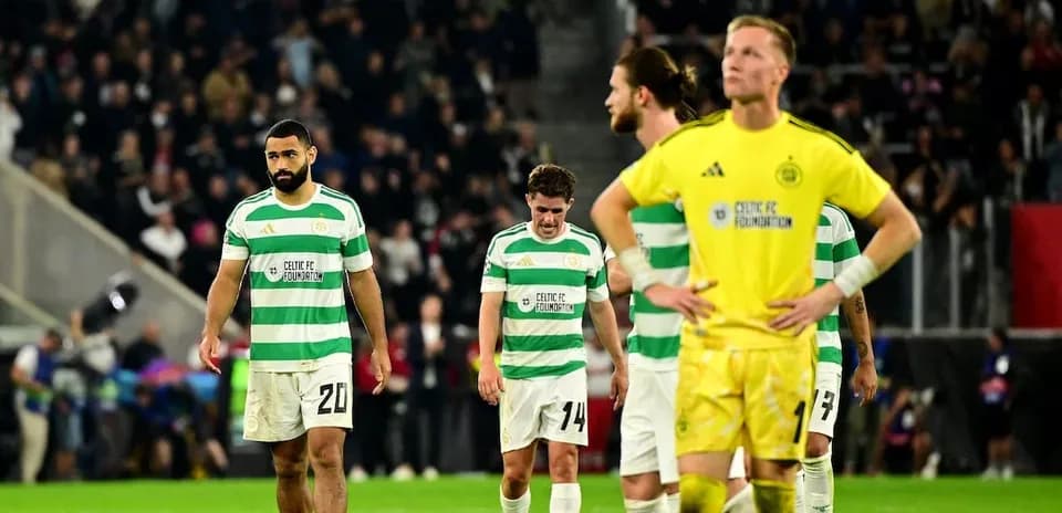 Игроки Celtic FC идут с поля после матча