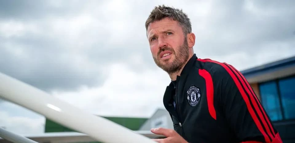 Тренер Manchester United на фоне облачного неба