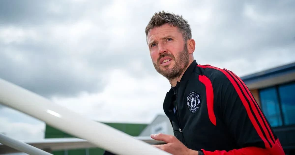Тренер Manchester United на фоне облачного неба