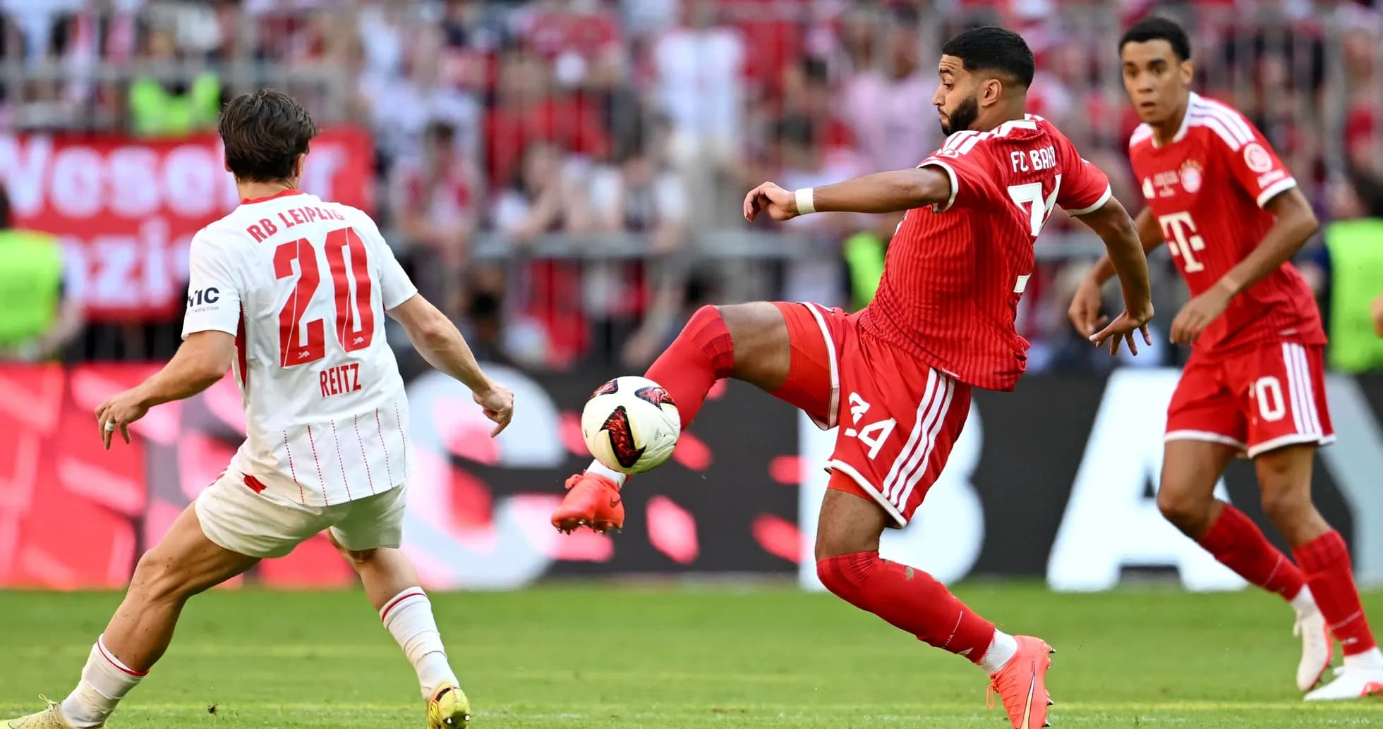 Игроки FC Bayern и RB Leipzig в борьбе за мяч