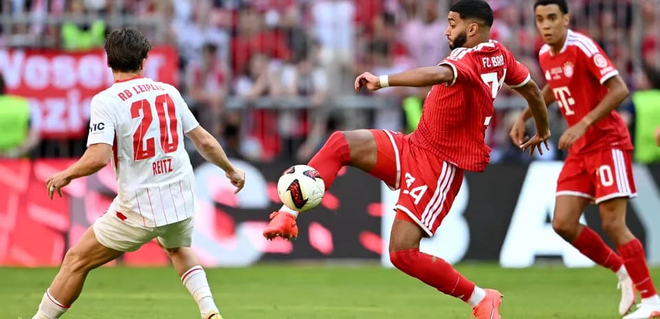 Игроки FC Bayern и RB Leipzig в борьбе за мяч