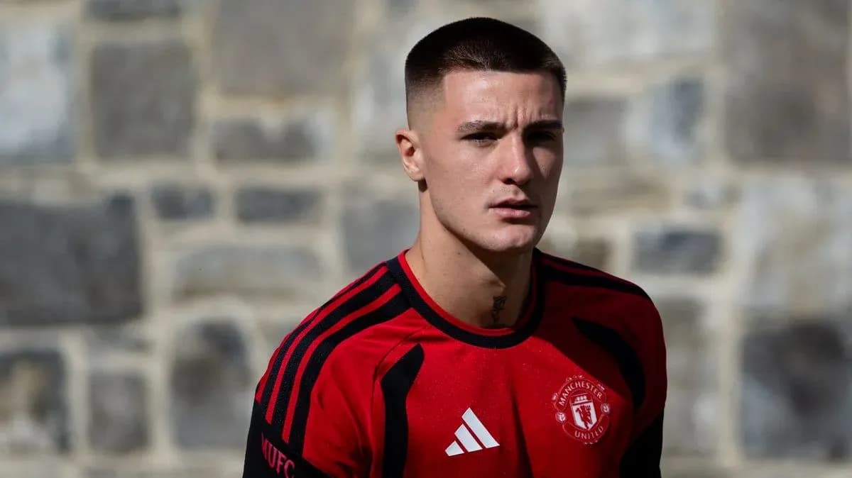 Игрок в красной форме Manchester United на тренировке