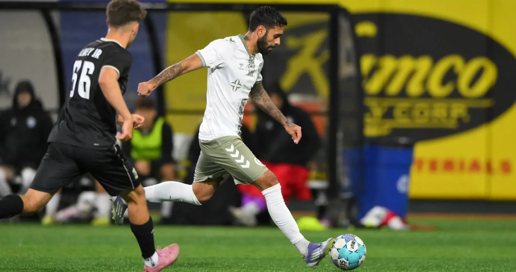 Игрок NY Cosmos ведет мяч против Hartford Athletic