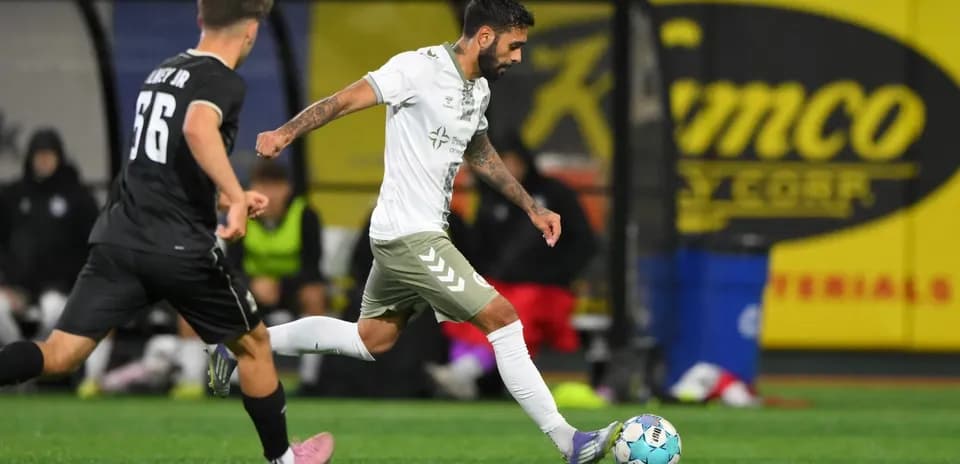 Игрок NY Cosmos ведет мяч против Hartford Athletic