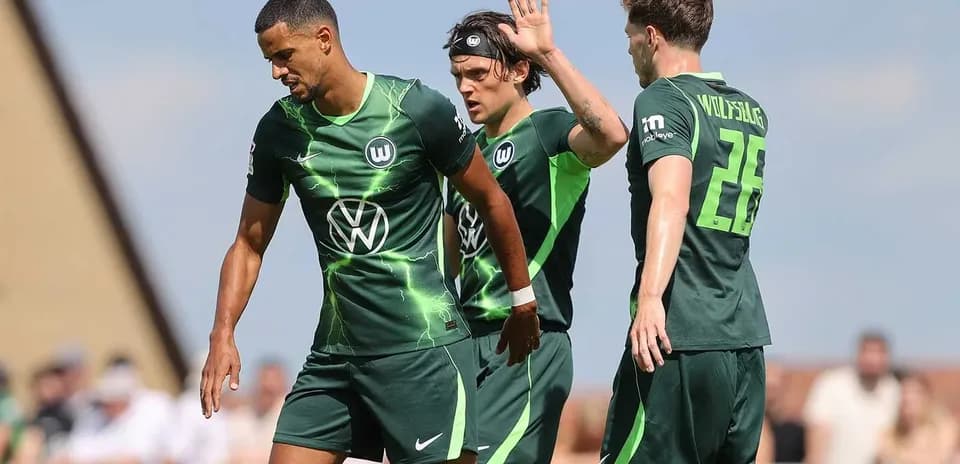 Игроки Wolfsburg обсуждают на поле во время матча