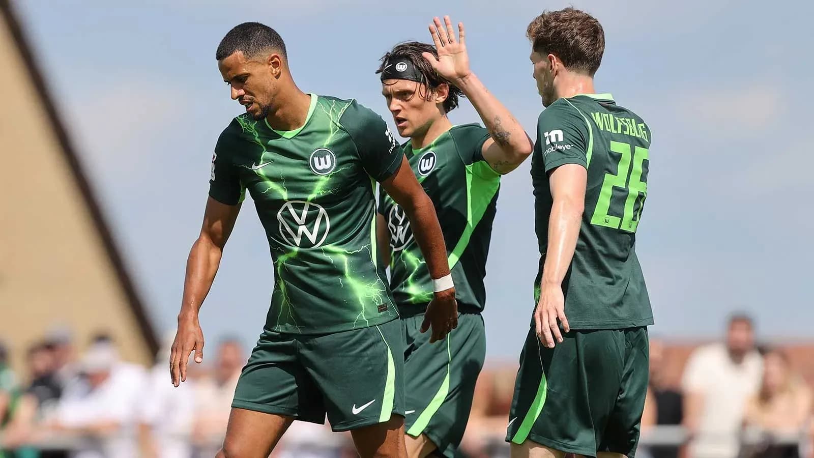 Игроки Wolfsburg обсуждают на поле во время матча