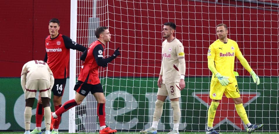 Игроки Bayer Leverkusen празднуют гол