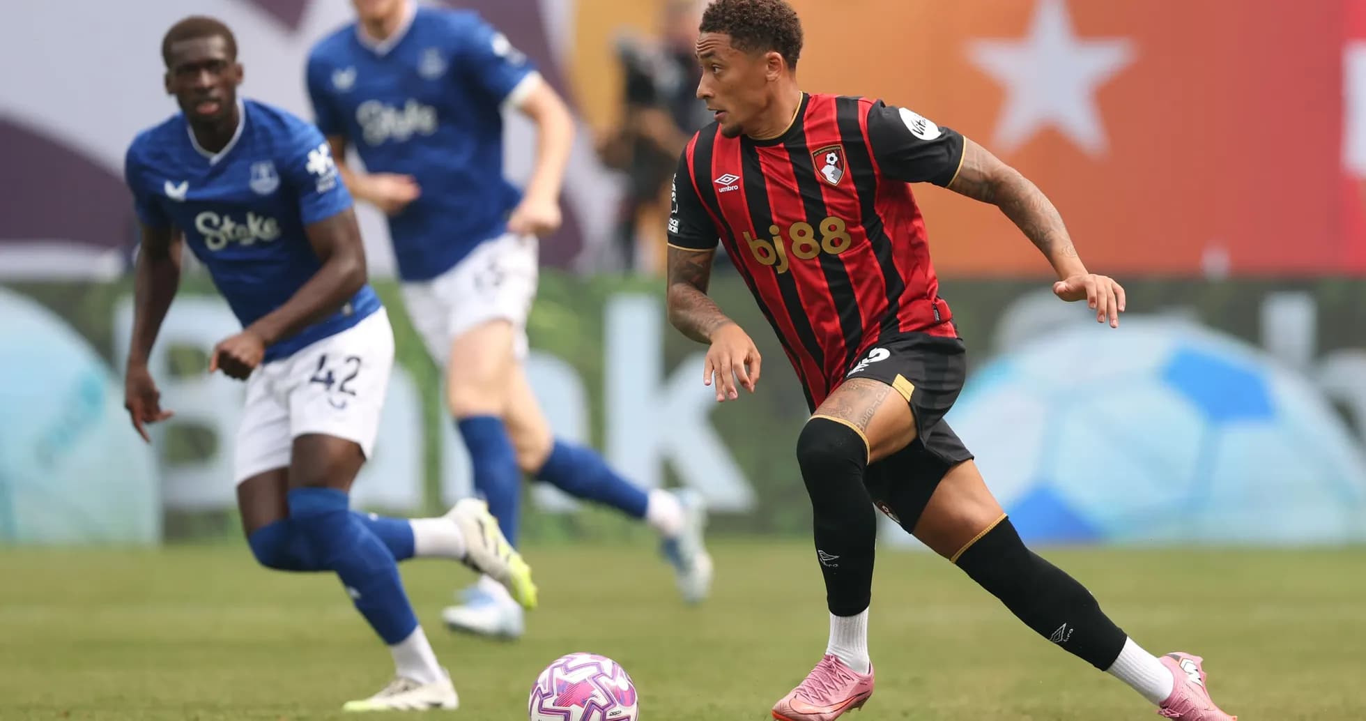 Игрок Bournemouth с мячом, соперник на заднем плане