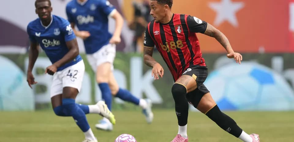 Игрок Bournemouth с мячом, соперник на заднем плане