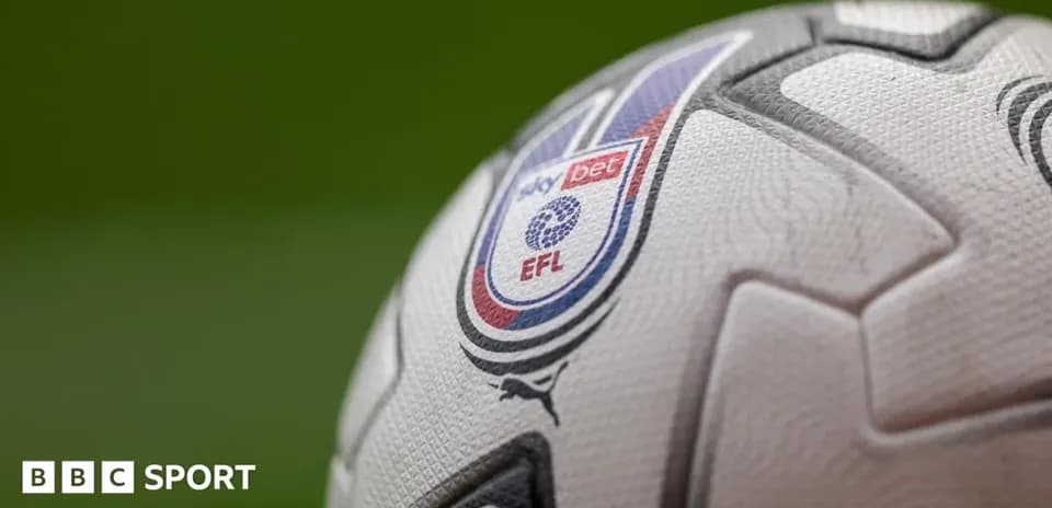 Мяч с логотипом Sky Bet EFL на фоне