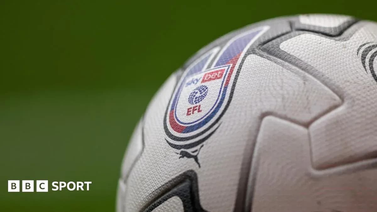 Мяч с логотипом Sky Bet EFL на фоне