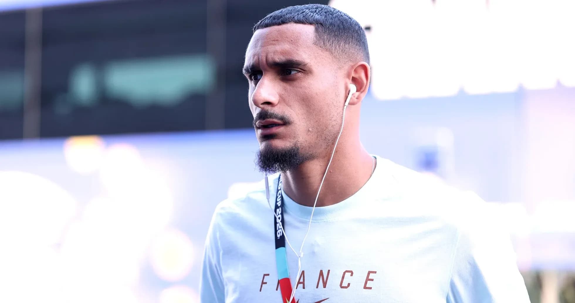 Игрок в футболке с надписью France, слушает музыку
