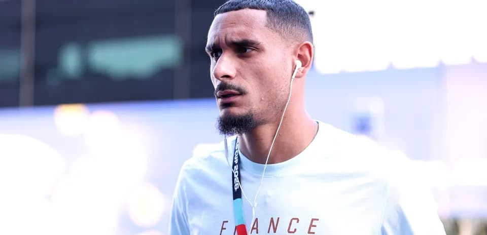 Игрок в футболке с надписью France, слушает музыку