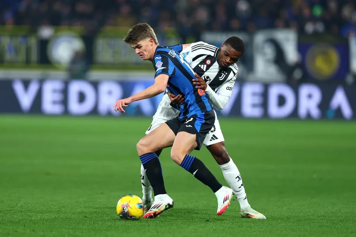 Игроки Juventus и Atalanta борются за мяч