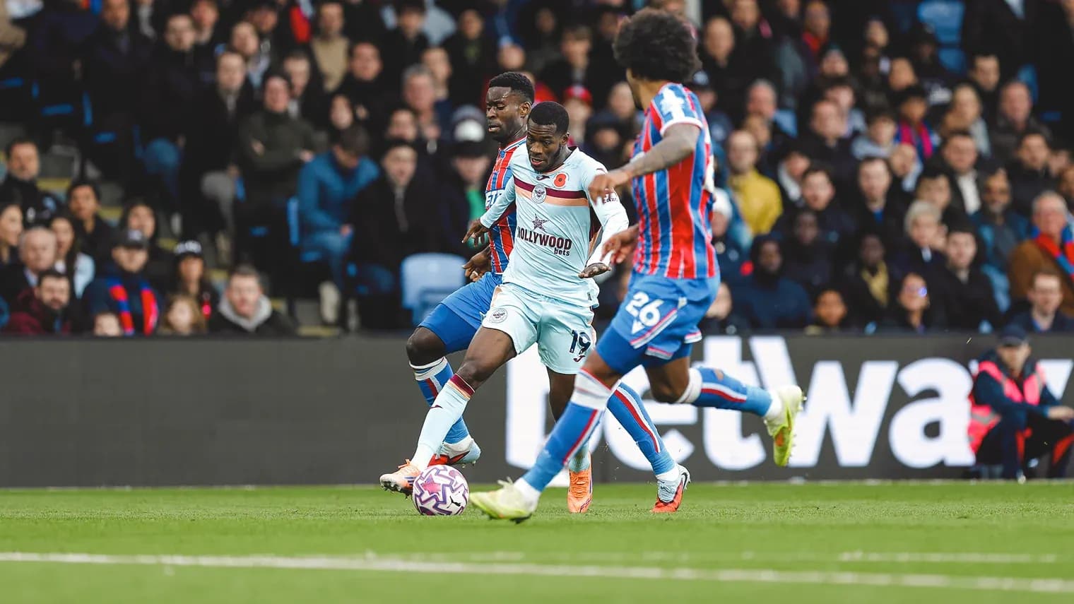 Игроки Brentford и Crystal Palace в борьбе за мяч