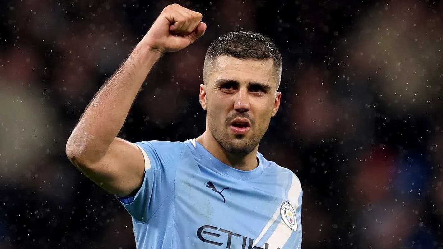 Игрок Manchester City празднует гол с поднятым кулаком