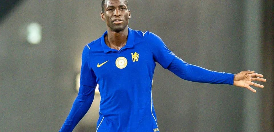 Игрок в синей форме Chelsea на тренировке