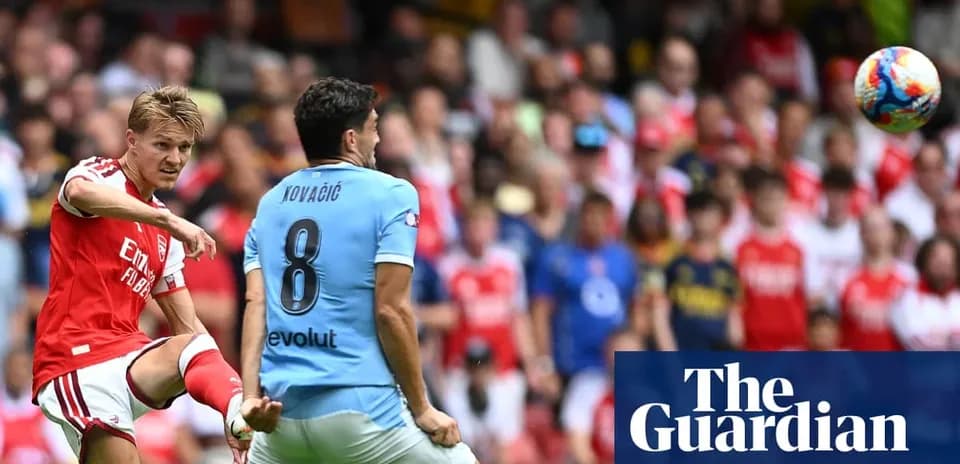 Игроки Arsenal и Manchester City в борьбе за мяч