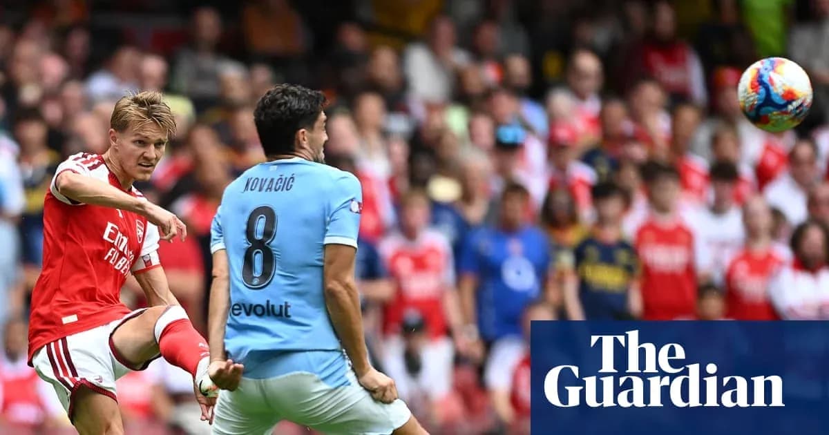Игроки Arsenal и Manchester City в борьбе за мяч