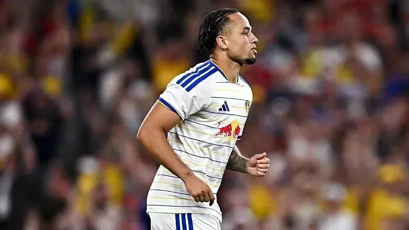 Игрок в форме Red Bull во время матча