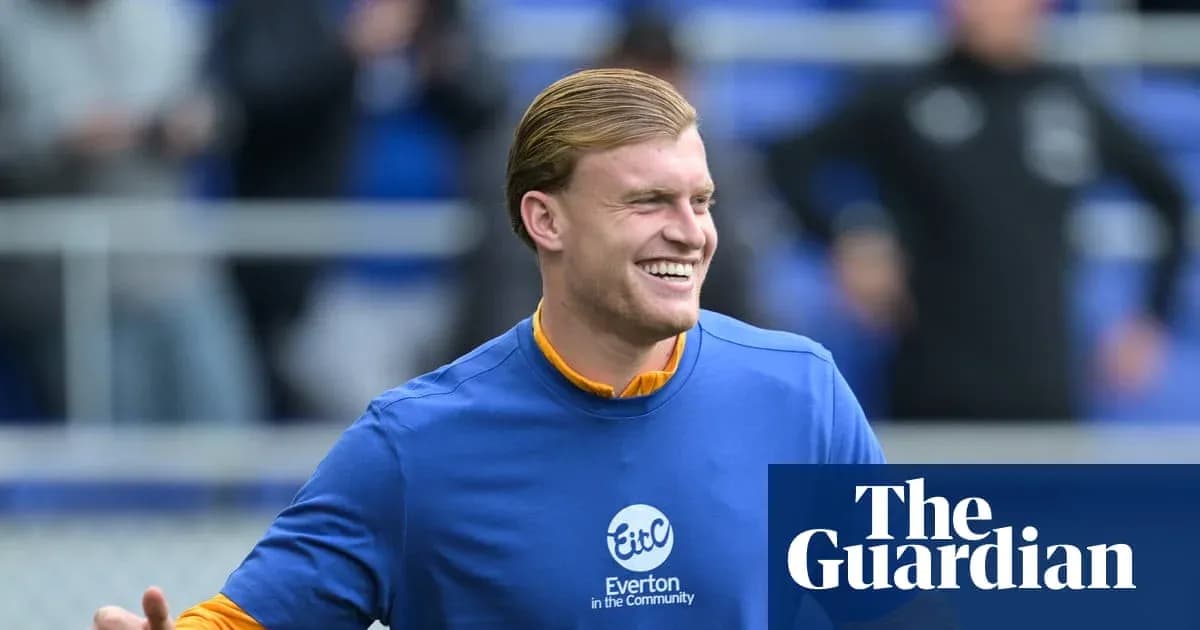 Игрок Эвертона улыбается на тренировочном поле
