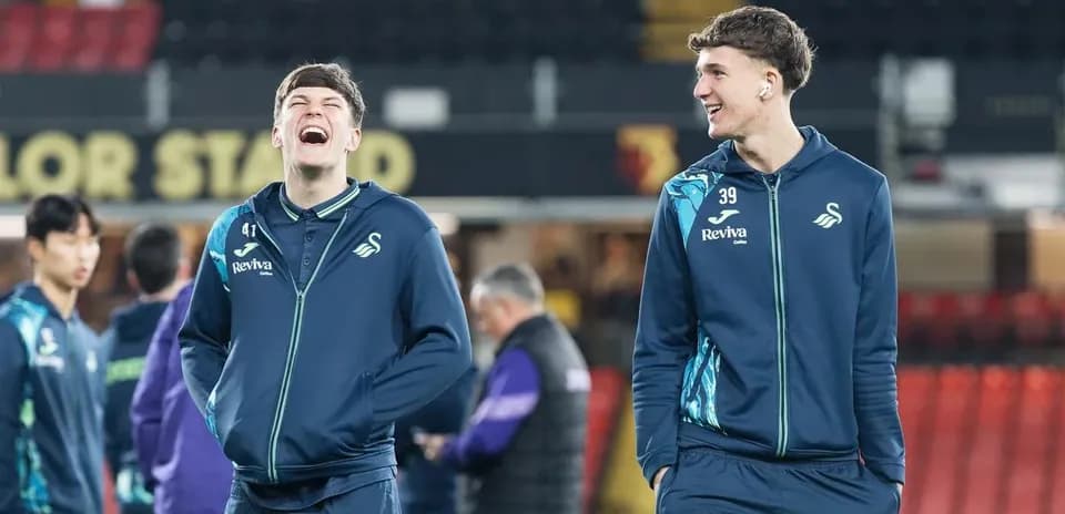Два игрока Swansea смеются перед матчем