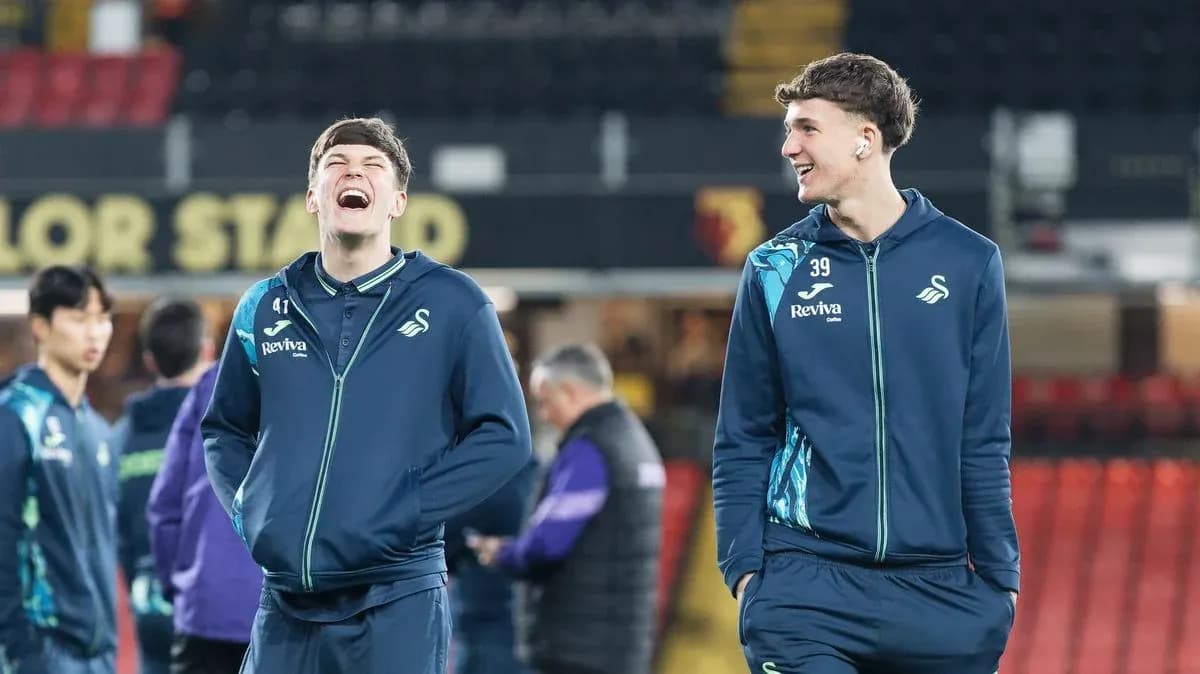 Два игрока Swansea смеются перед матчем