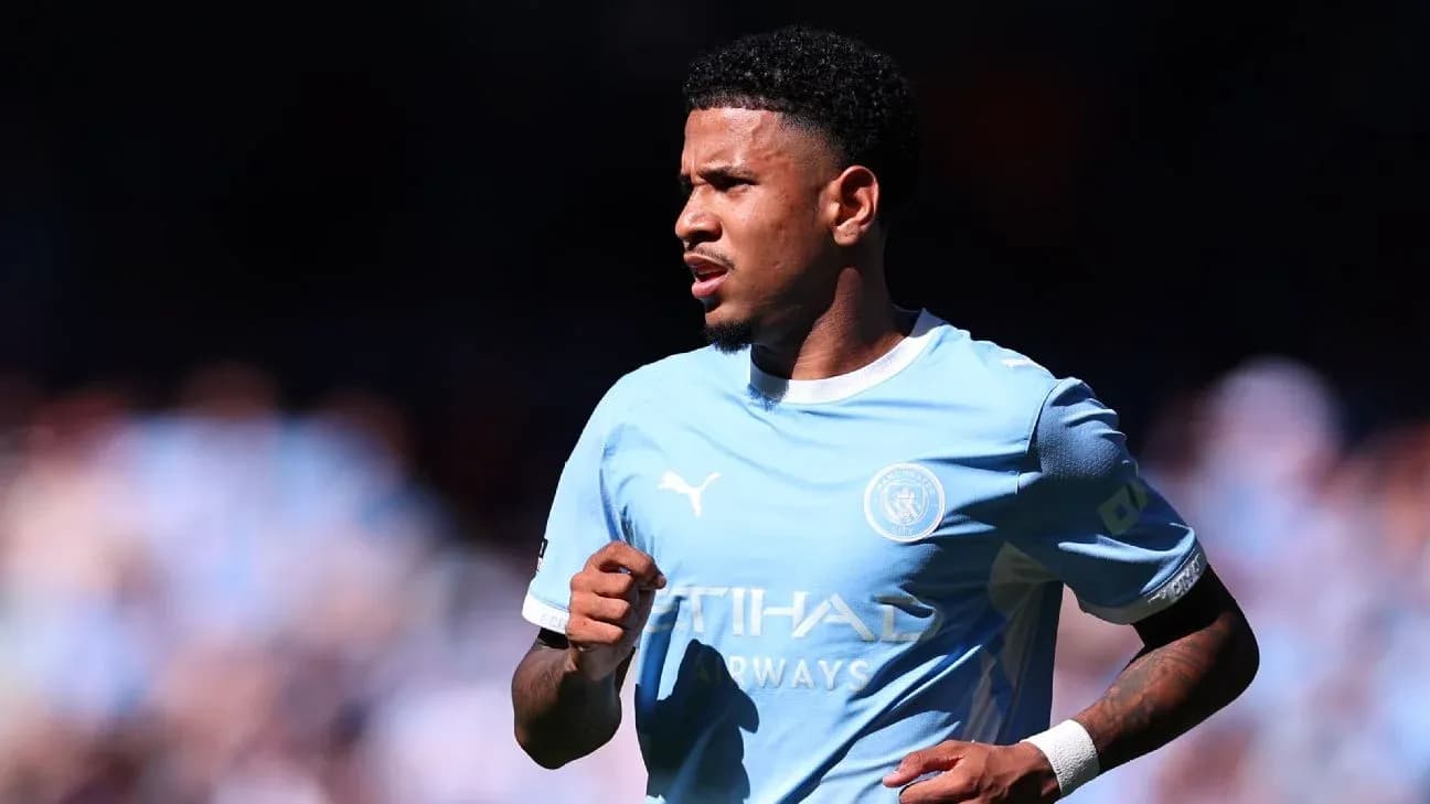 Игрок Manchester City на поле во время матча