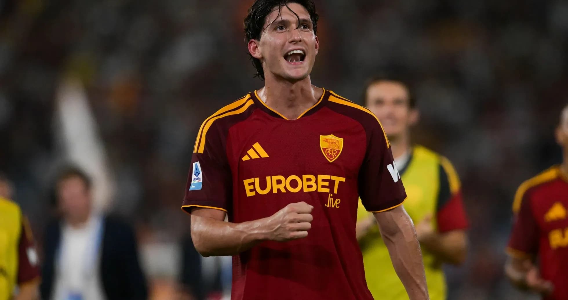 Игрок AS Roma празднует гол на поле