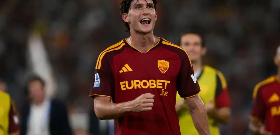 Игрок AS Roma празднует гол на поле
