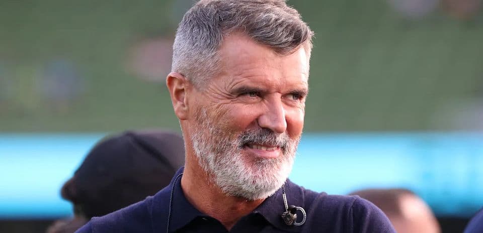 Человек с седой бородой на стадионе