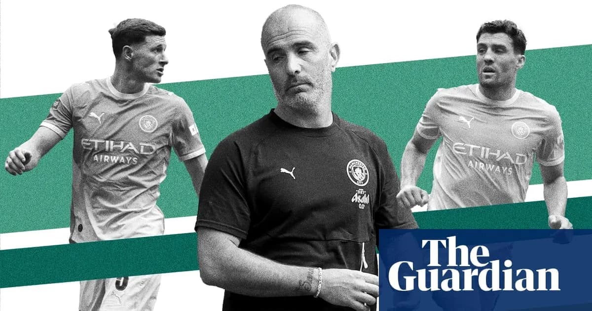 Тренер и два игрока Manchester City на фоне