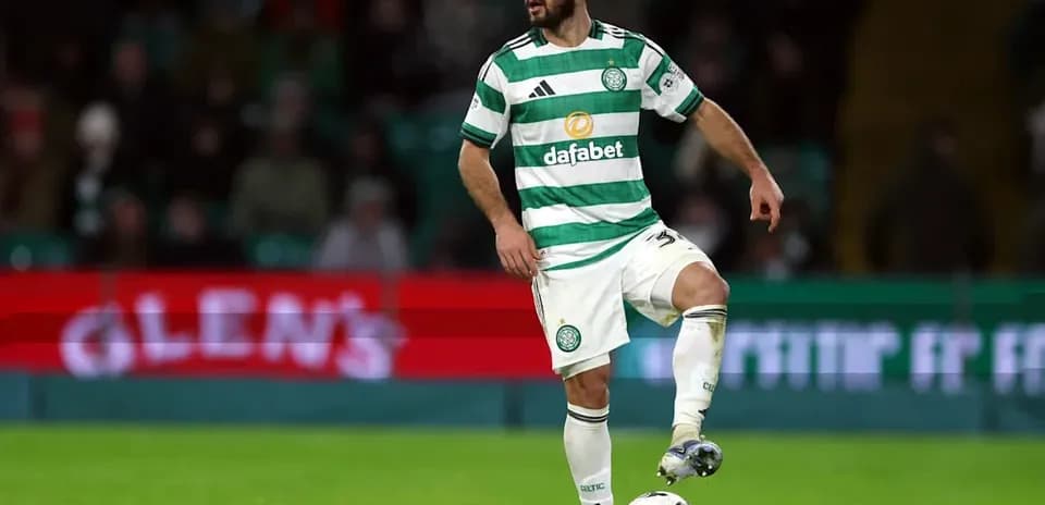 Игрок Celtic с мячом на поле во время матча