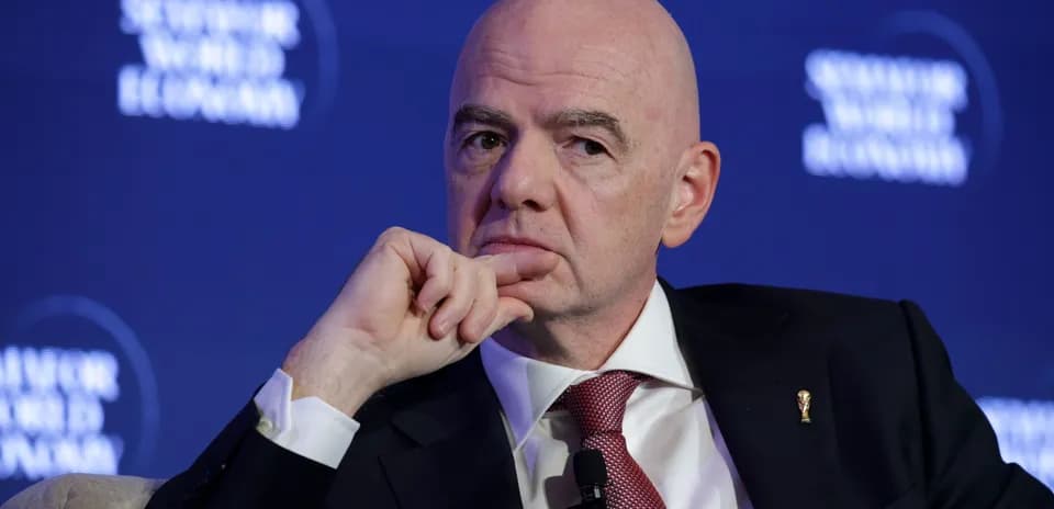 Человек с серьёзным выражением на конференции