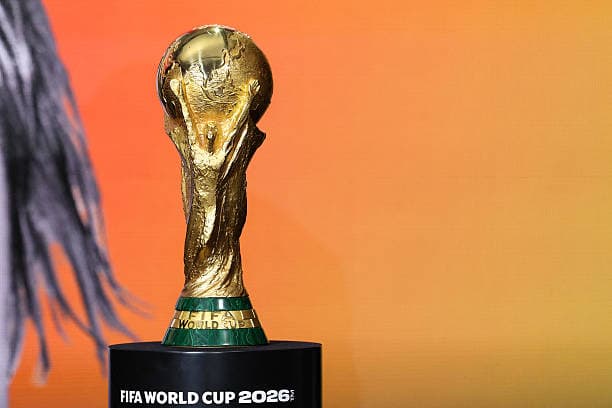 Трофей Кубка мира FIFA 2026 на постаменте