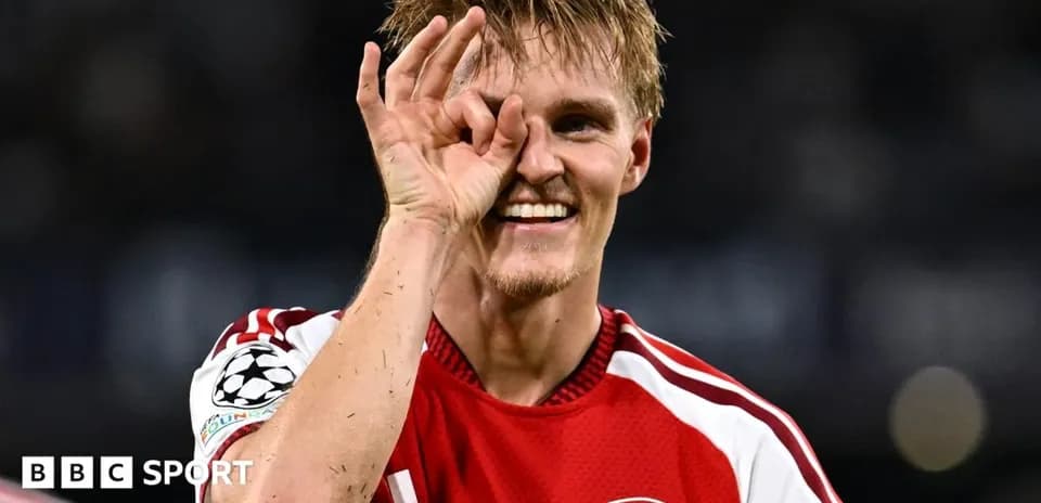 Игрок Арсенала делает жест после матча