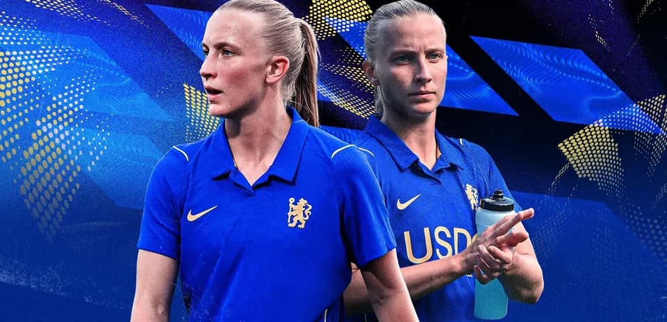 Игроки команды в синей форме на фоне графики