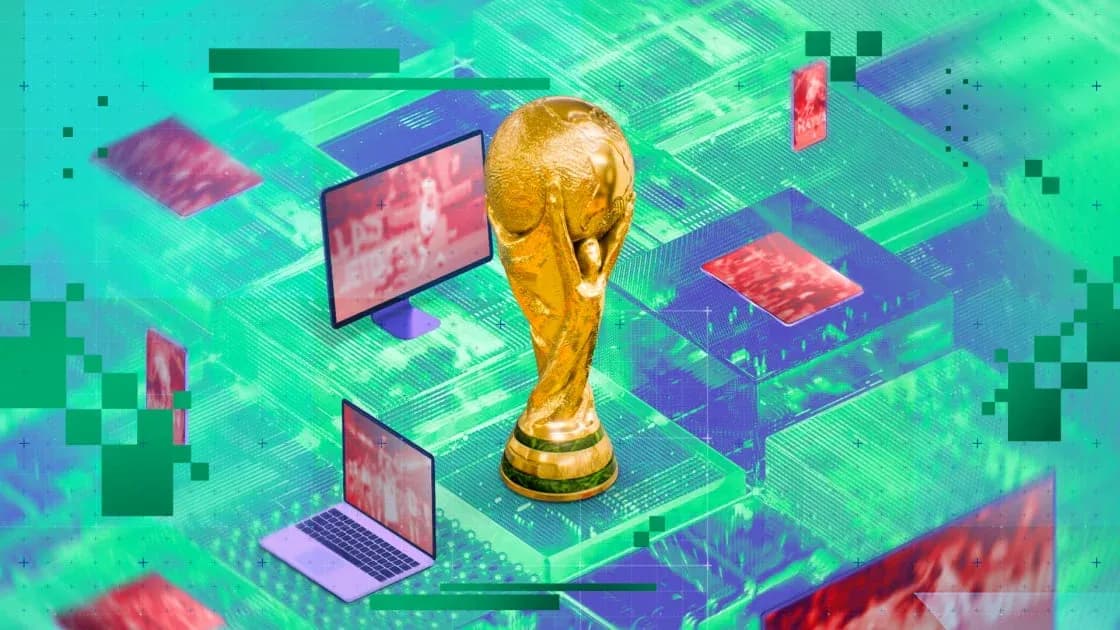 Золотой трофей чемпионата мира на фоне экранов