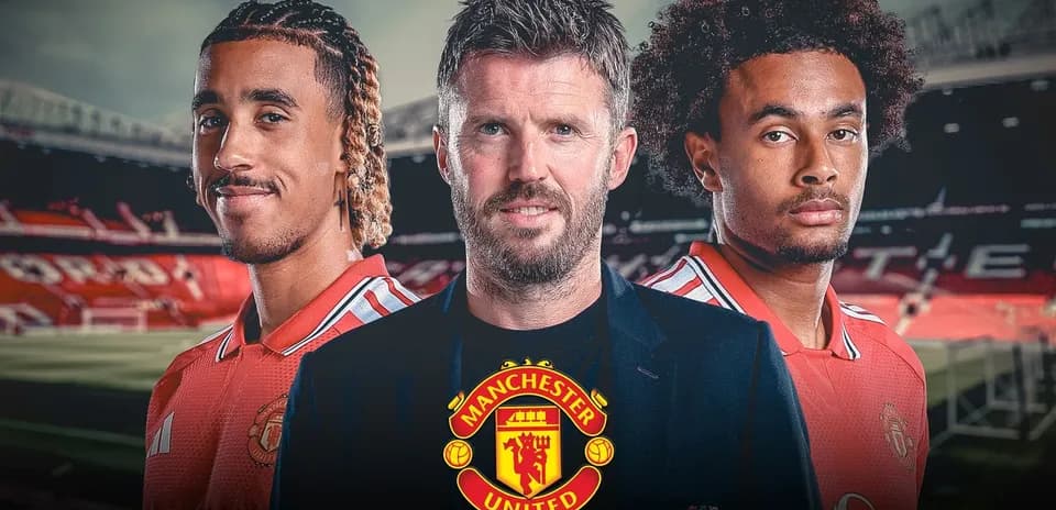 Трое мужчин в форме Manchester United на стадионе