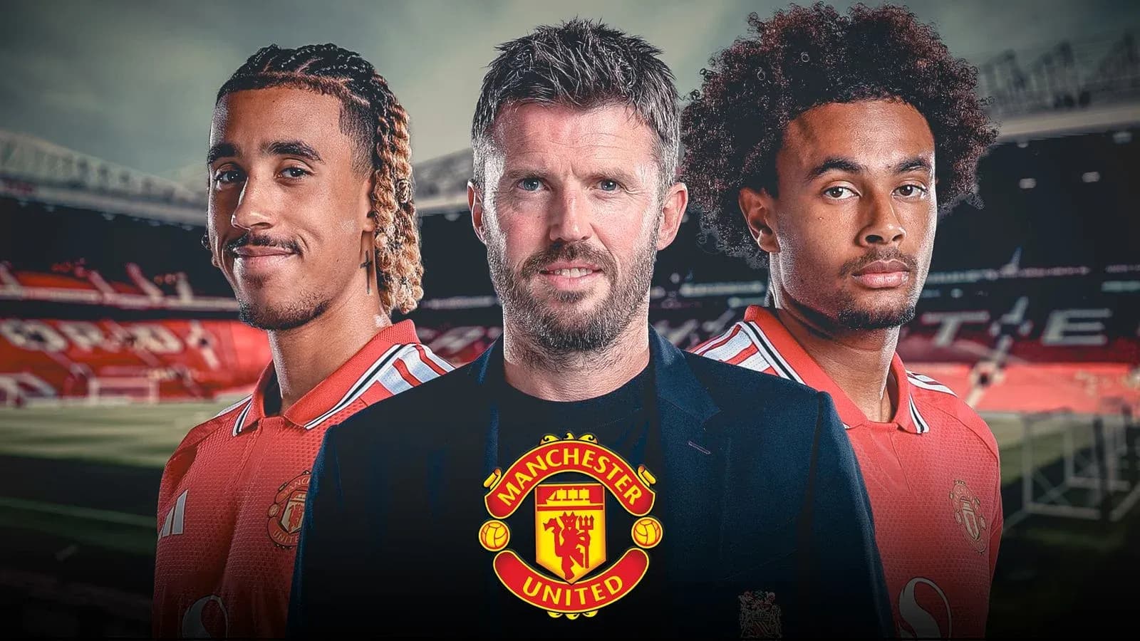 Трое мужчин в форме Manchester United на стадионе