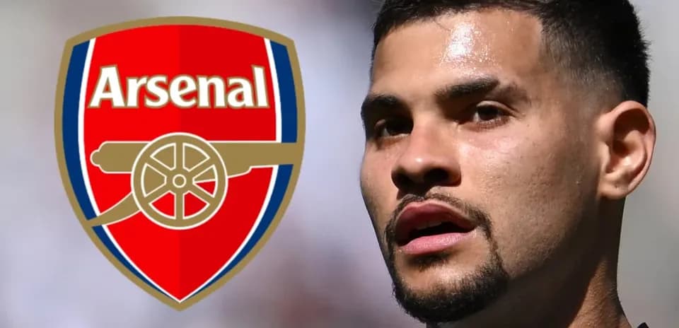 Игрок на фоне логотипа Arsenal во время матча