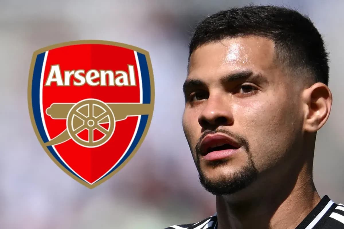 Игрок на фоне логотипа Arsenal во время матча