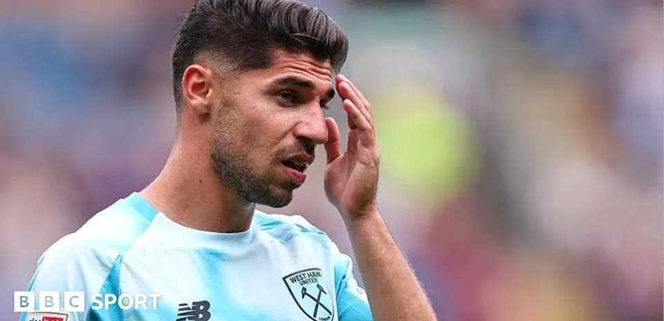 Игрок West Ham United во время матча
